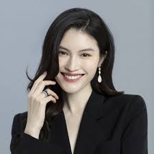 The Journey of 何穗: From Model to Fashion Icon