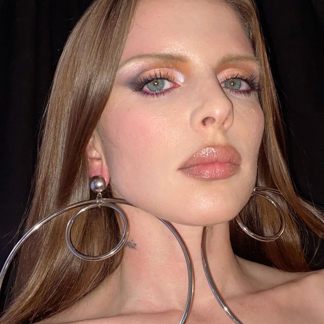 Julia Fox: The Fashion Icon Making Waves in Entertainment