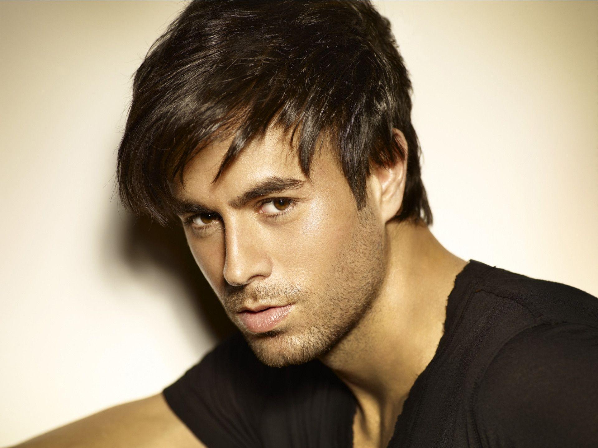 Enrique Iglesias: A Look into the Life and Career of a Music Legend