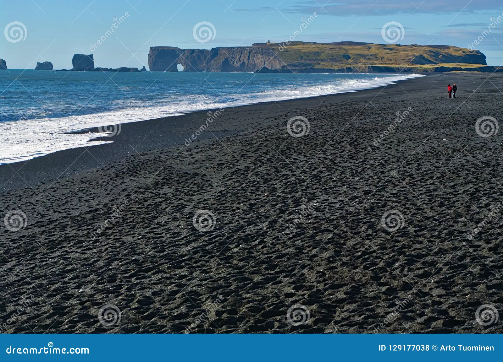 Exploring Iceland’s Stunning Reynisfjara Black Sand Beach