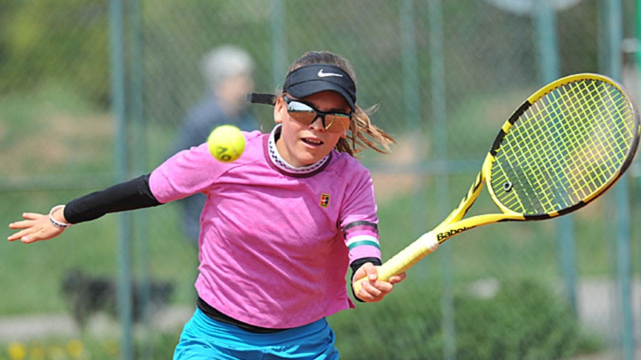 Sara Bejlek: A Young Star Making Waves in Tennis